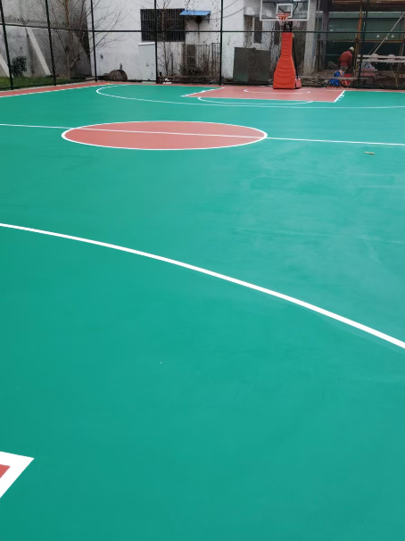 右江 球场长期使用易出现地面开裂